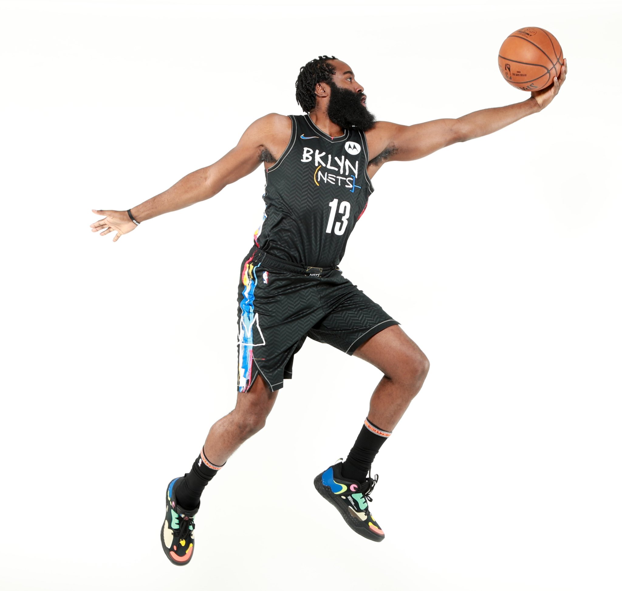 足球国足新一期集训名单公布，两名新人首次入选引热议（国足新一期集训大名单出炉，两名新人首度入选引发热议）