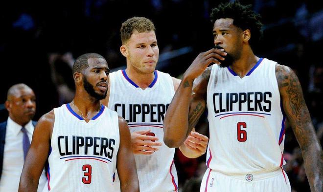 从手足无措到游刃有余，齐达内在公园学着踢毽子（齐达内公园学踢毽子：从生疏到娴熟）