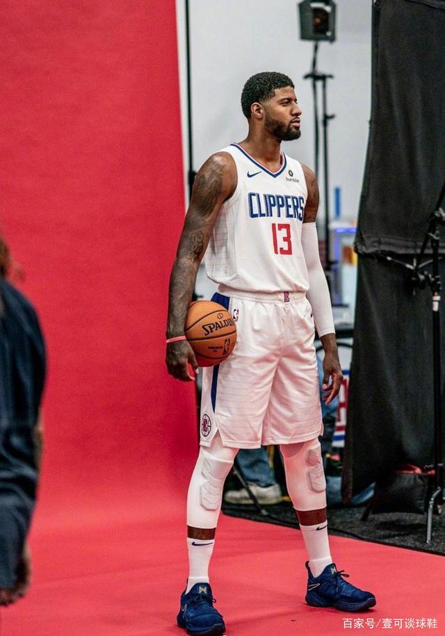 荣耀时刻！CBA新赛季揭幕战赛前，广厦领取上赛季总冠军戒指（开幕夜高光！CBA新季揭幕战前，广厦获颁上赛季总冠军戒指）