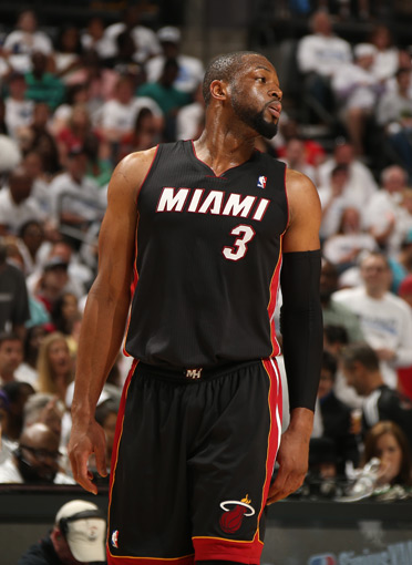 NBA：勇士主场击败灰熊 库里狂砍45分（勇士主场擒灰熊 库里轰下45分）