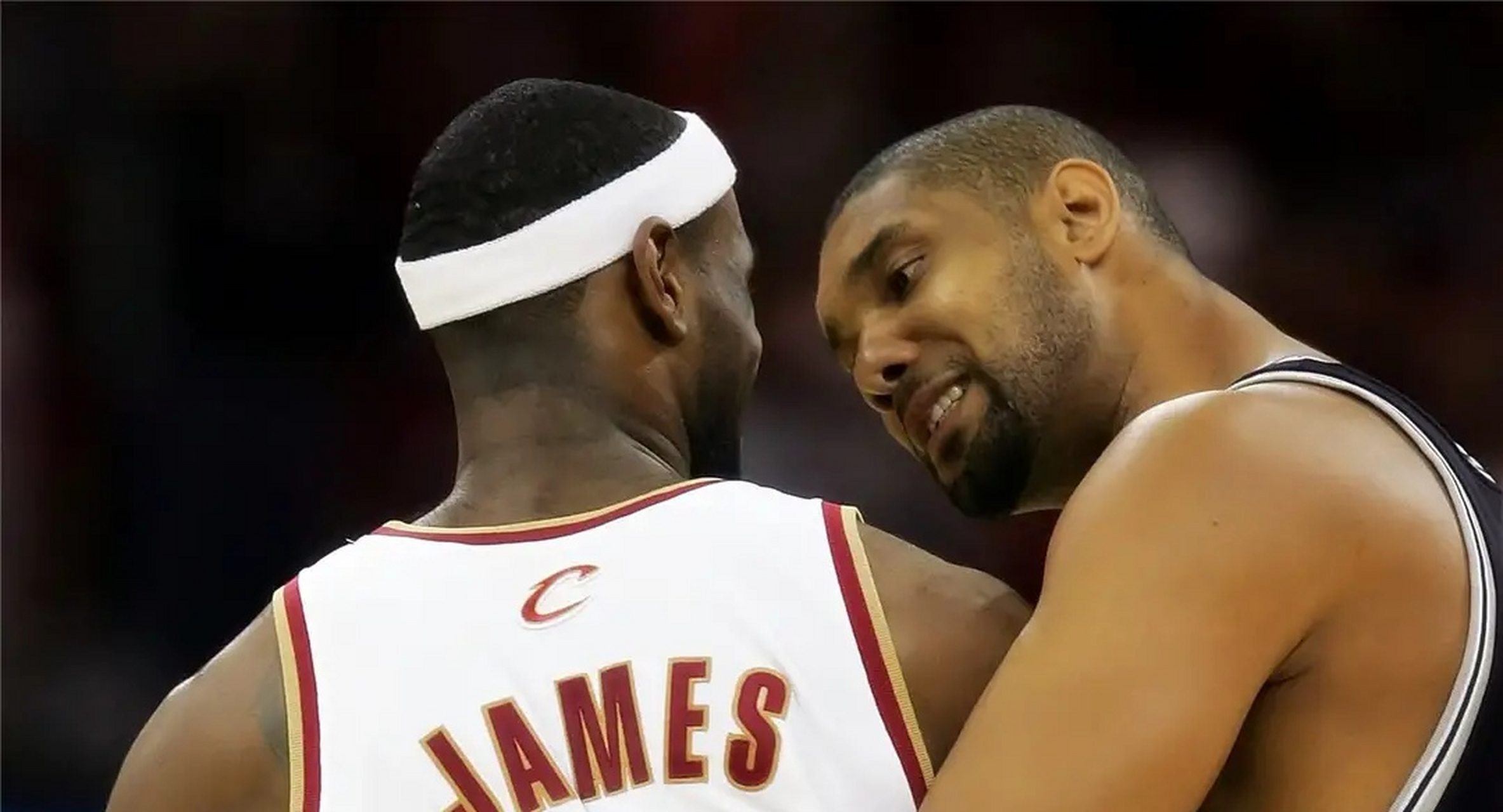 阿根廷队训练吸引20085名球迷观看，梅西获赠埃尔切10号球衣（阿根廷队训练迎来20085名球迷观战，梅西获赠埃尔切10号战袍）