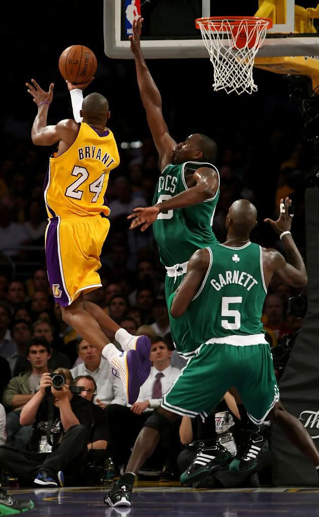 瓦诺利：向球员们今天的表现致敬，我们必须更好地支援基恩（瓦诺利赞扬球队今日表现：当务之急是给予基恩更多支援）