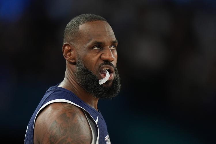 足协杯赛前举办垫场赛，张凌峰等四名成年球员对阵五十名小球员（足协杯赛前上演趣味垫场赛：张凌峰等4位成年球员对阵50名小球员）