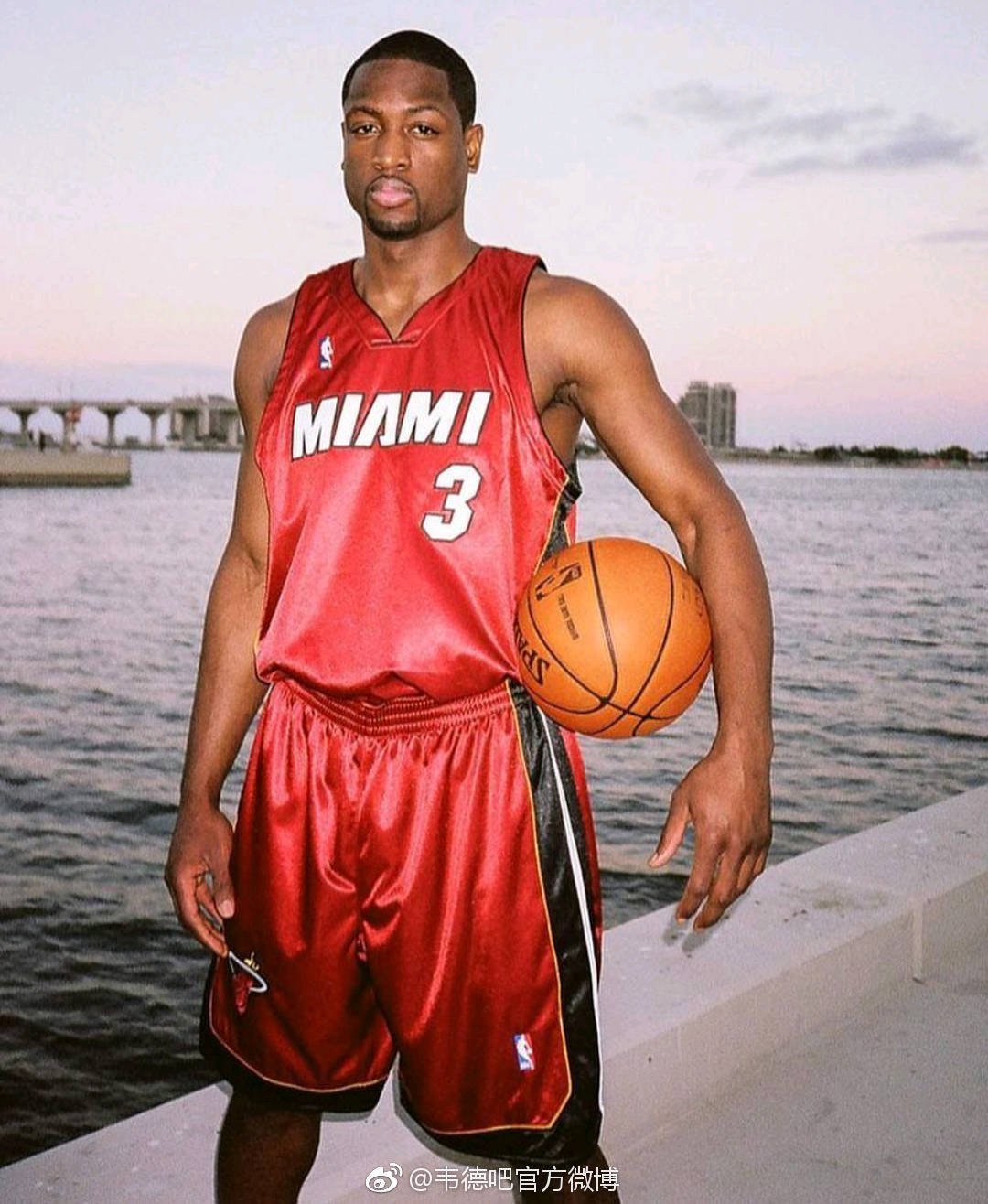 邮报：特朗普送C罗一把白宫金钥匙，该礼物专为特别宾客准备（邮报：特朗普向C罗赠送白宫金钥匙，此礼仅供特别来宾）