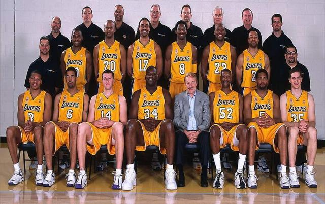 小将赛后拥抱母亲太感人（赛后小将与母亲相拥，场面动人）