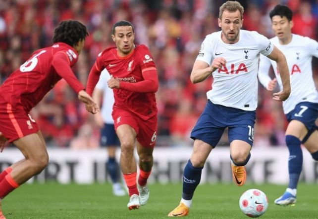 攻防转换！阿尔瓦拉多抢断反击助飞皮维空接暴扣 打停篮网！（攻守转换！阿尔瓦拉多抢断快攻妙传，皮维空接重扣，打停篮网！）