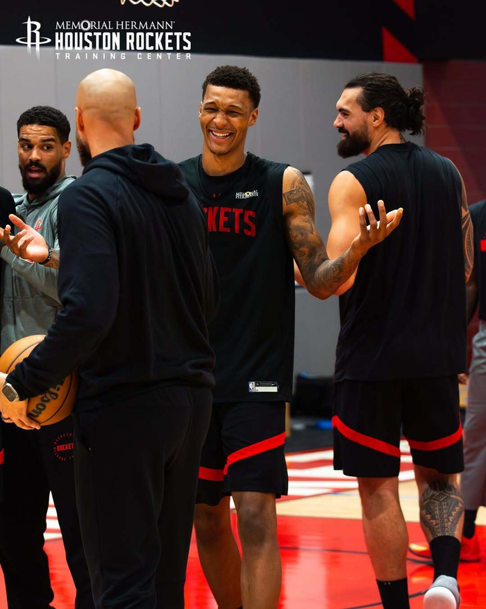 皇马官方：完成欧冠前最后一练，姆巴佩、卡马文加在室内训练（皇马通报：欧冠赛前最后一练结束，姆巴佩与卡马文加进行室内训练）