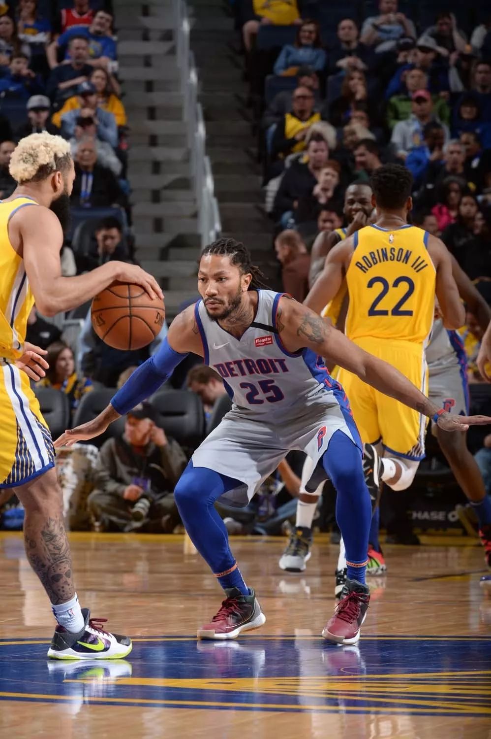 来自前辈的指导！暂停期间利拉德为阿夫迪亚讲解战术（暂停时的点拨：利拉德为阿夫迪亚传授战术心得）