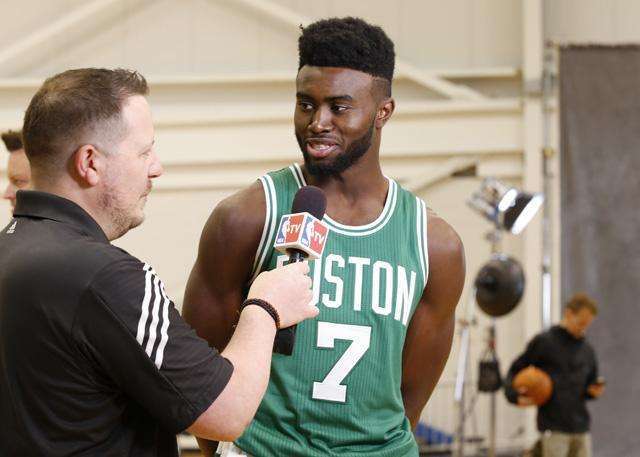 NBA常规赛战报：湖人客场险胜太阳,（NBA常规赛速报：湖人客场险胜太阳）